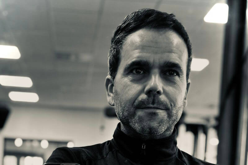 ligt een dame moe op haar bureau